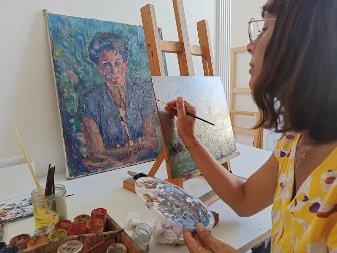 Détail d’un tableau en cours de restauration dans l’atelier à Nice.