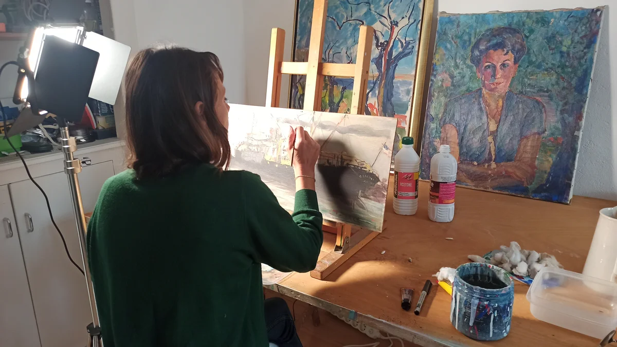 Réseau de craquelures instables sur tableau ancien avant traitement de restauration.