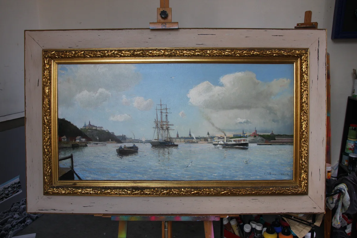 Peinture marine après fixage des craquelures, couche picturale stabilisée et prête à être replacée dans un interior face à la mer à Antibes.