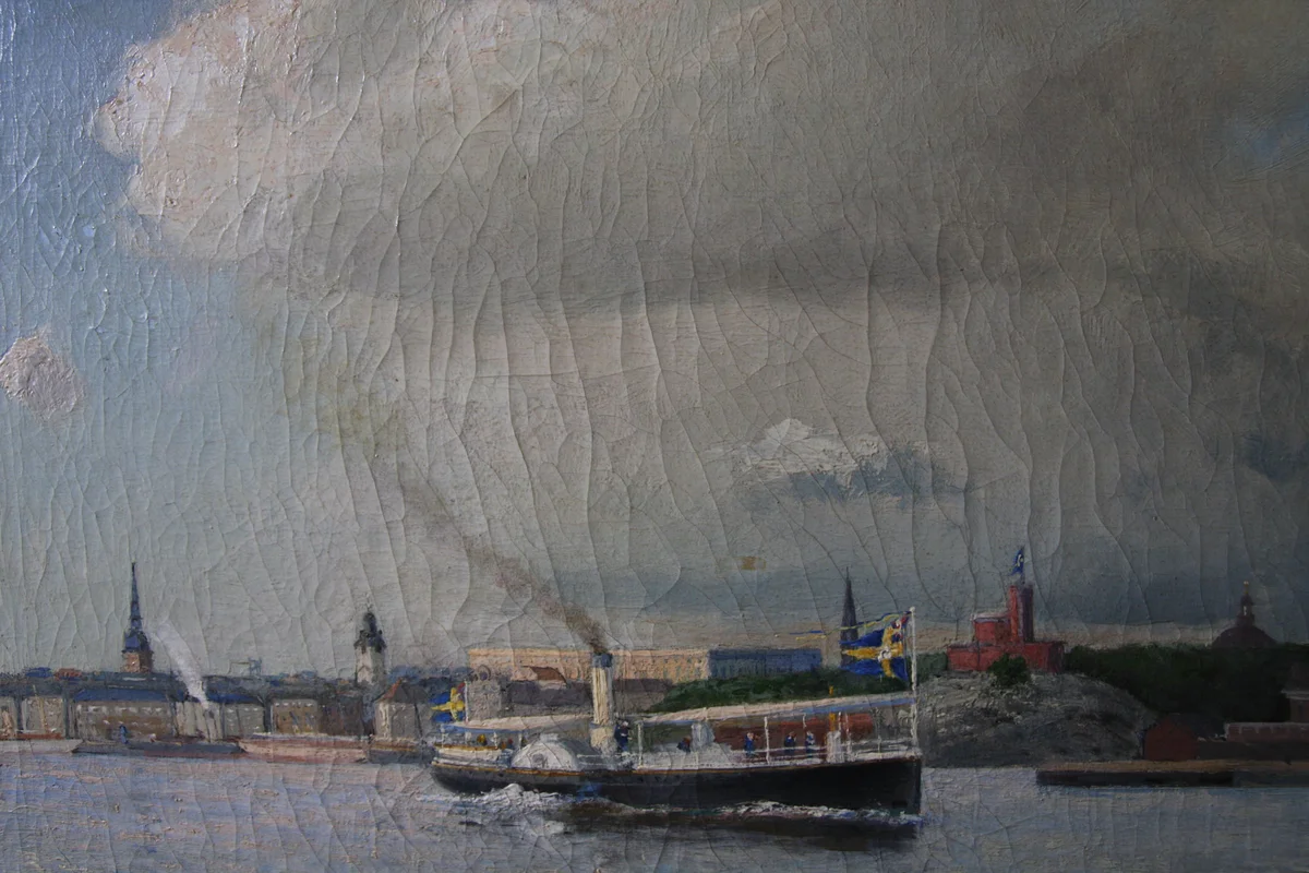 Détail de peinture marine avant restauration, réseau de craquelures instables observé sur une œuvre située près du littoral antibois.