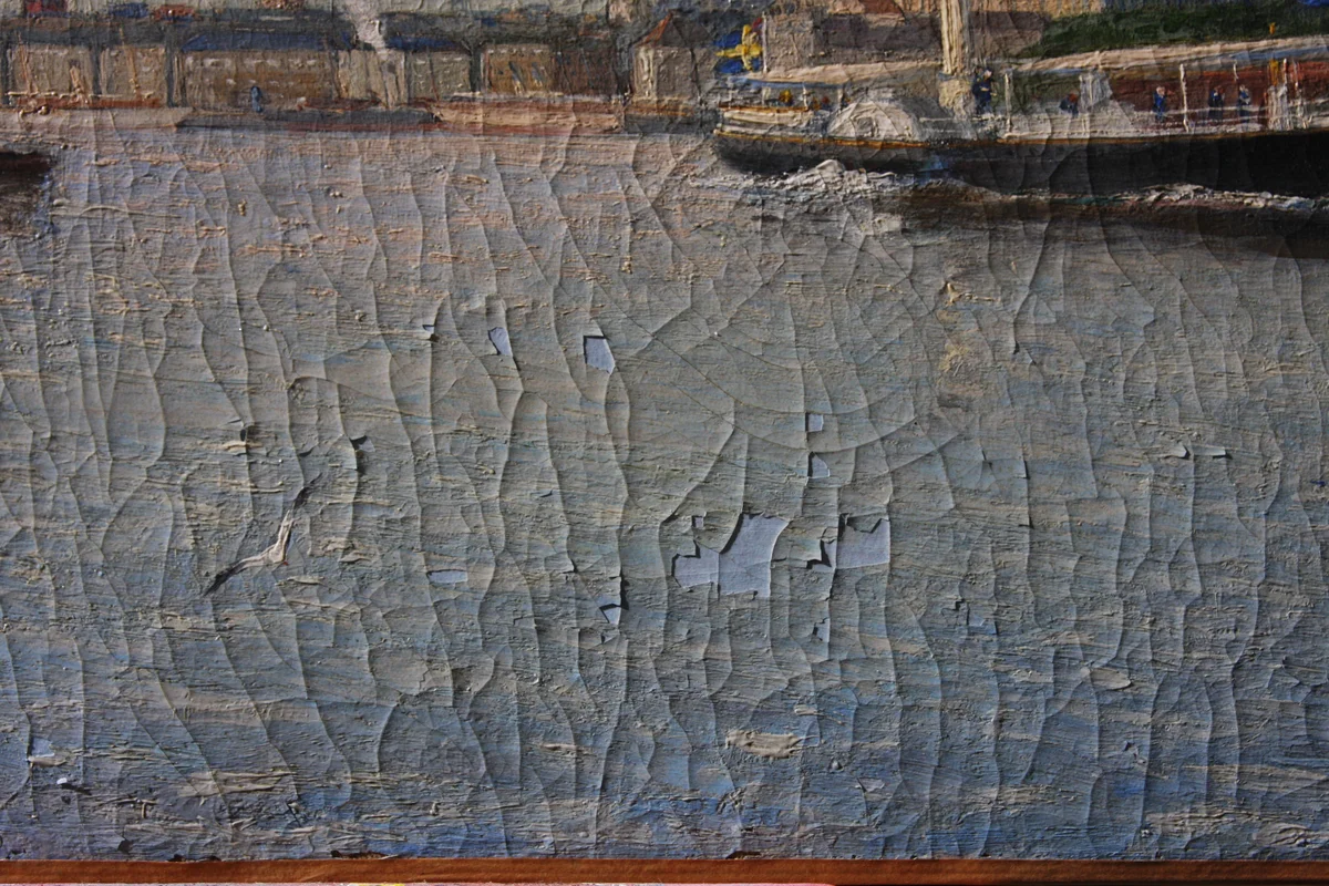 Détail de craquelures ouvertes sur une peinture marine avant traitement de restauration.