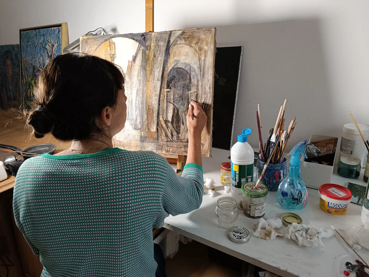 Détail de texture picturale pendant un nettoyage de tableau, matière et coups de pinceau visibles.