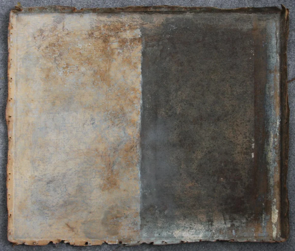 Détail de vernis encrassé en cours d’allègement sur un tableau ancien.