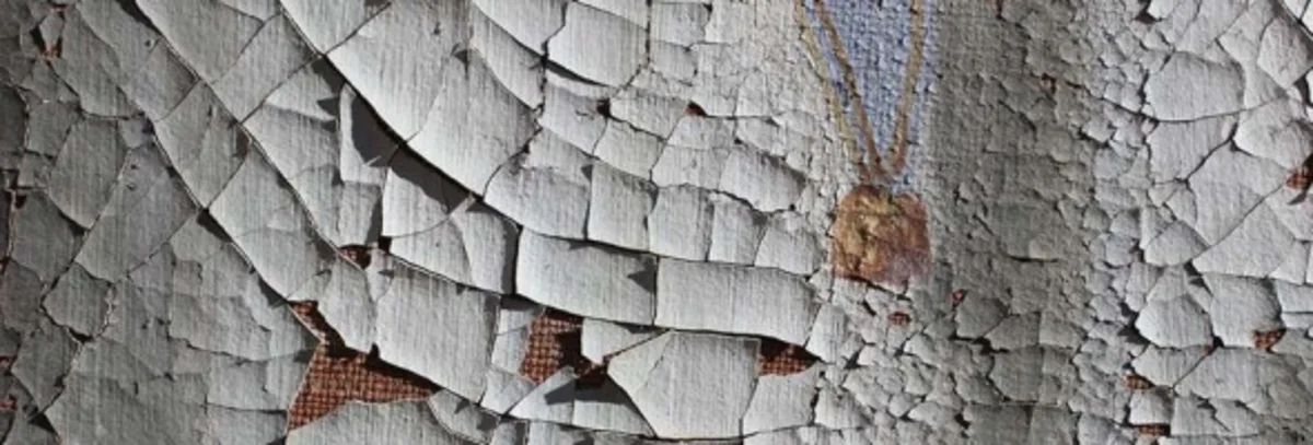 Tableau au format allongé en cours de nettoyage des encrassements et du vernis.