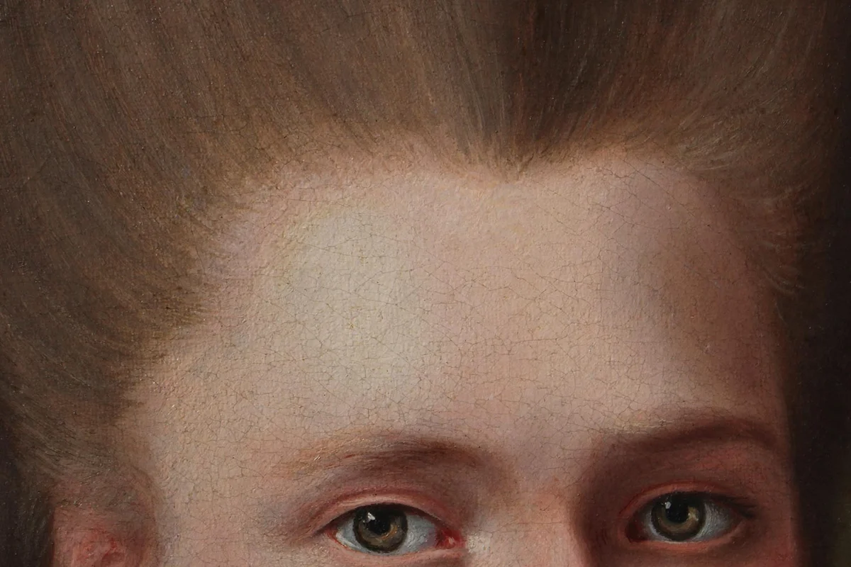 Même portrait après retouche des lacunes, surface unifiée et lecture du visage à nouveau homogène pour un intérieur contemporain à Antibes.