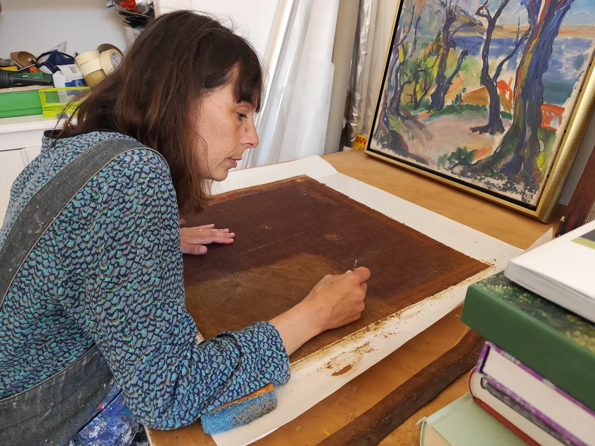 Préparation au rebouchage des lacunes avant retouche picturale sur tableau ancien.