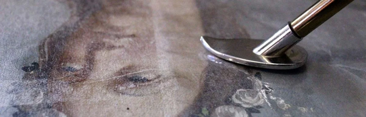 Grand paysage avant restauration, vernis altéré et tension de toile insuffisante.