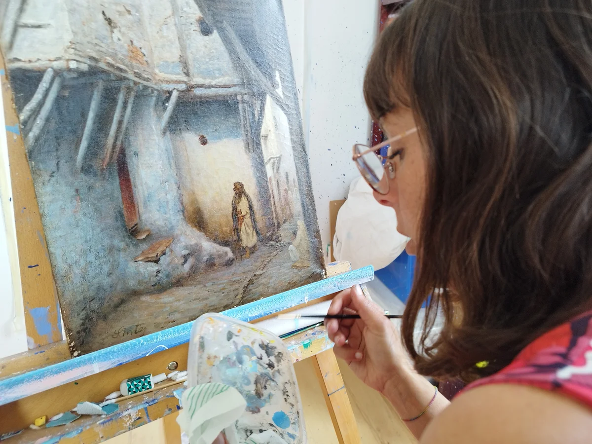 Tableau ancien en cours de restauration sur chevalet, interventions successives documentées.