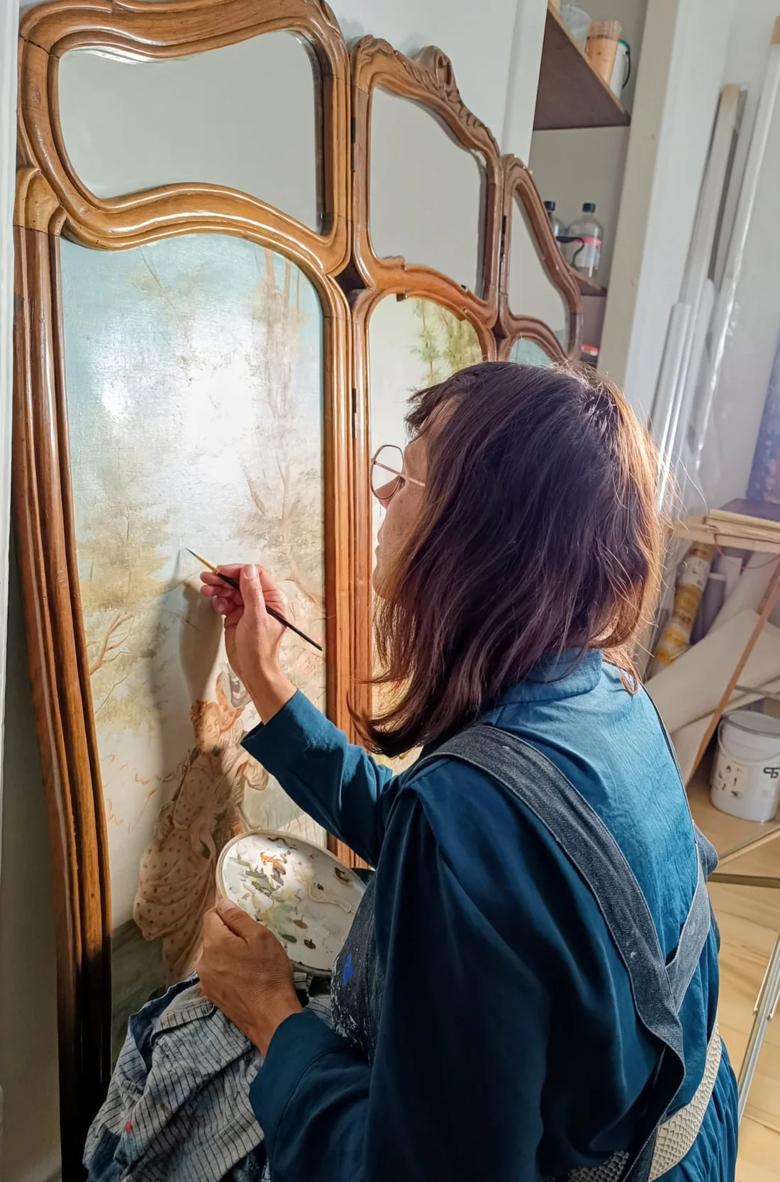 Contrôle final d’un vernis brillant sur tableau restauré avant remise au propriétaire.