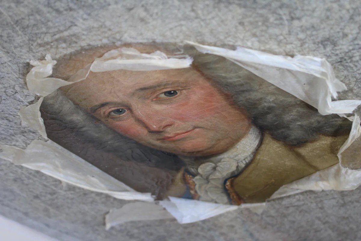 Restauration de tableau réalisée pour un collectionneur sur la Côte d’Azur, avec nettoyage de vernis et retouches discrètes.