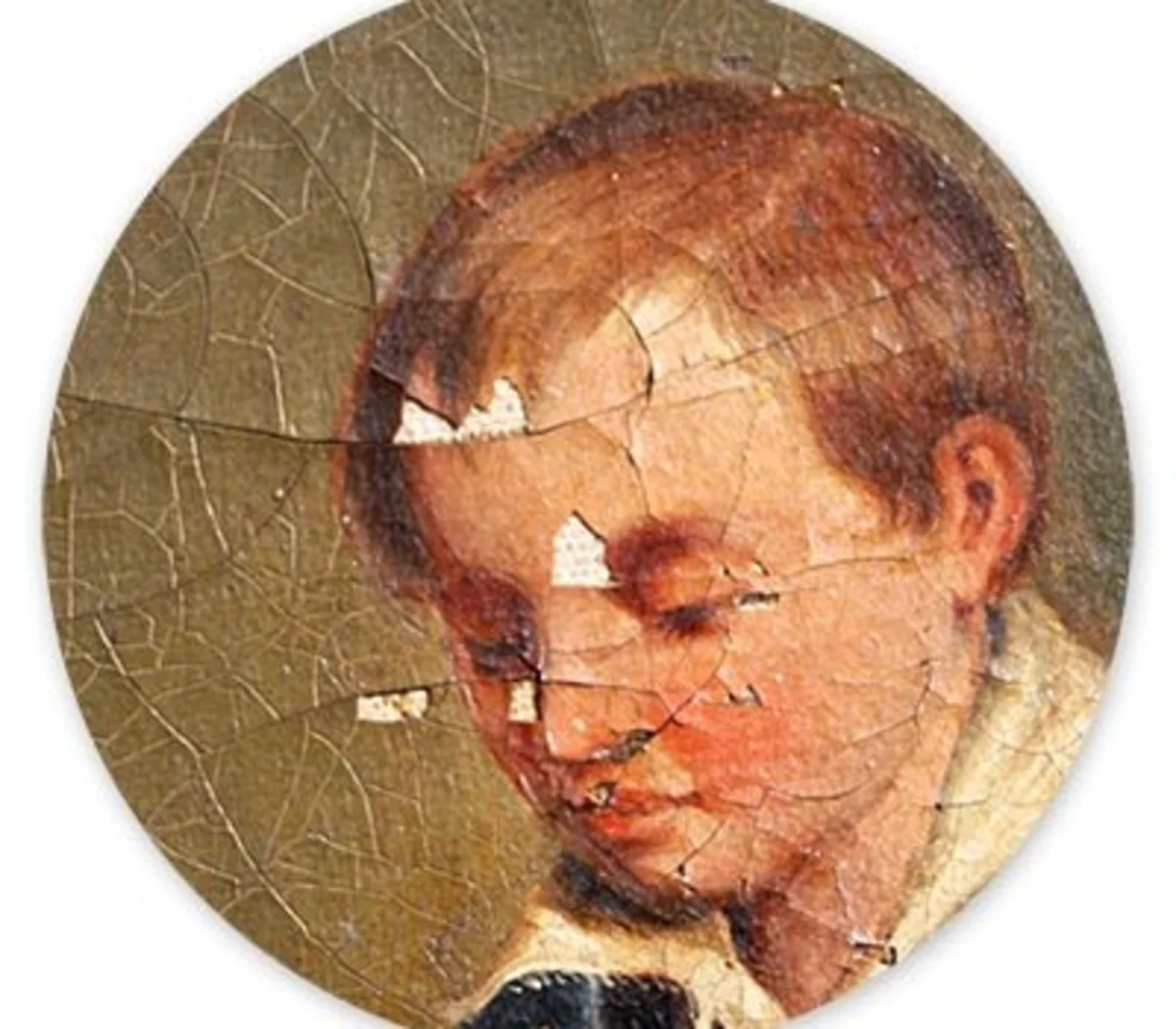 Petit portrait rond présentant un réseau de craquelures et des lacunes.